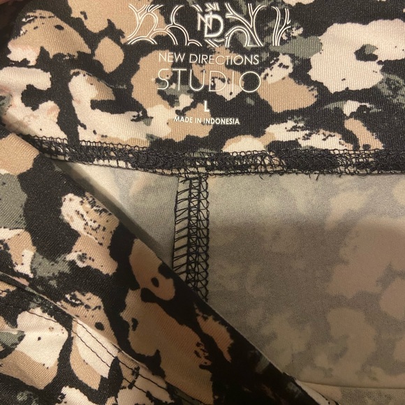 New Directions Studio Abstract Print Leggings - Picture 5 of 7